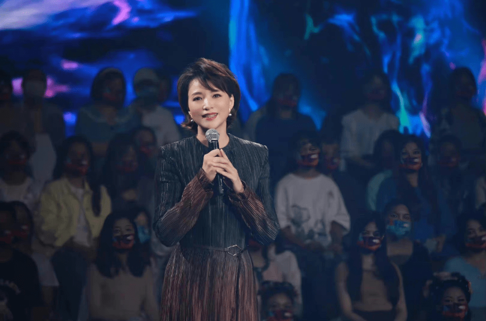 美人 董卿也是岁月不败美人!穿渐变裙透着温婉优雅感,47岁状态真不错