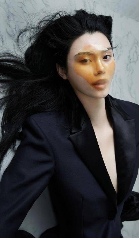 黑色 奚梦瑶挺着大肚子也要工作，穿黑色服饰拍杂志，动作摆得太夸张了