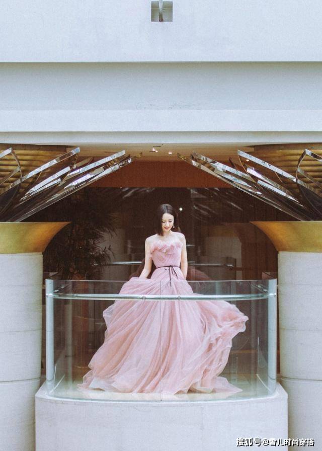 本人佟丽娅穿一袭豆沙粉纱裙亮相,美似仙女下凡,36岁气质依然不一般