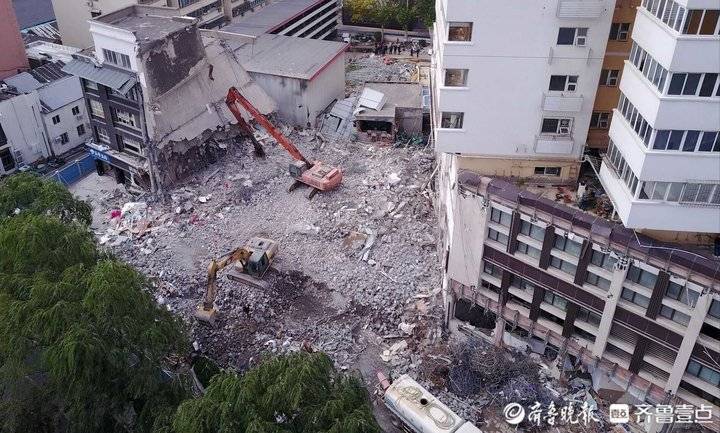 济南大明湖南岸的东湖大厦,大批建筑工人在搭建脚手架预备拆除这座
