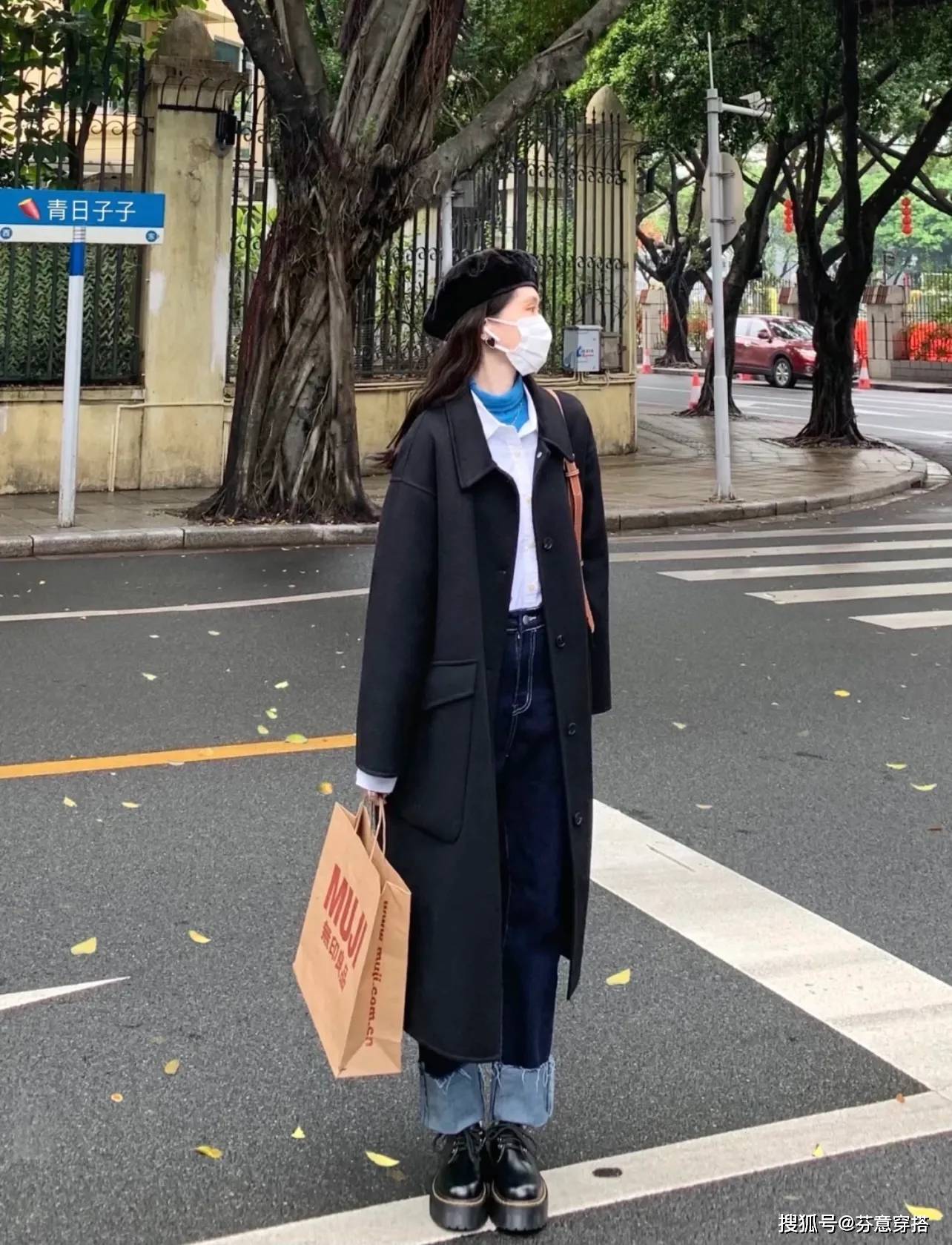 英伦 这次来分享两身,一件是大衣,一件是羽绒服但超级显瘦,直筒版型显高又显瘦