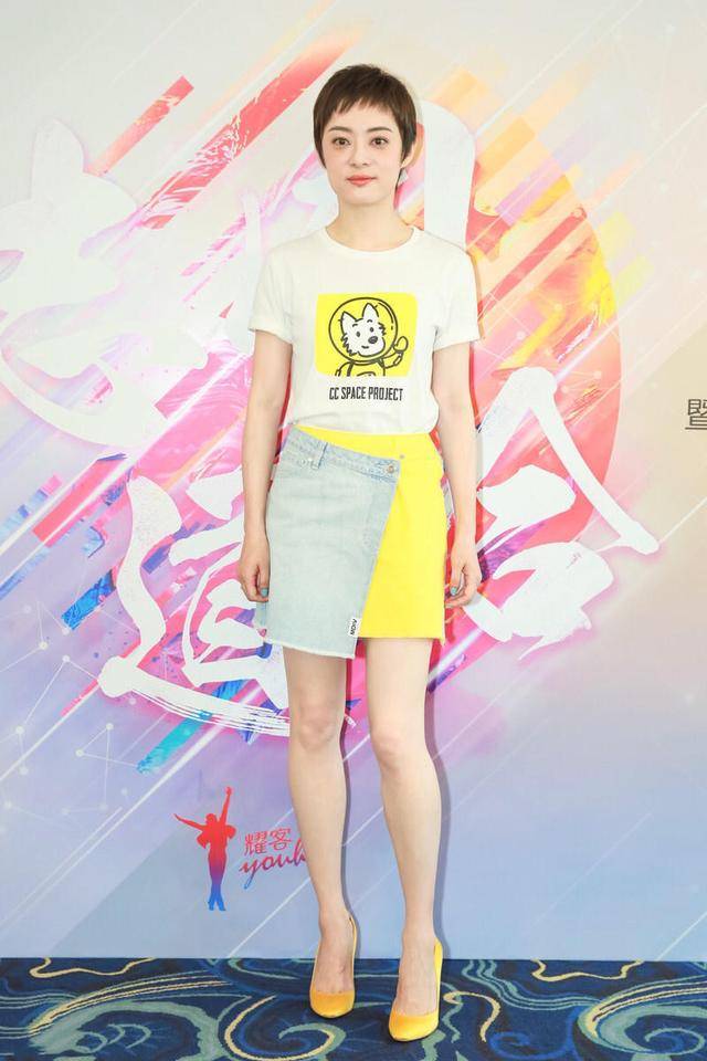 颜色 不容错过“孙俪”的小清新穿搭示范，印花T恤搭配牛仔裙，超好看