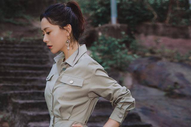 海清 海清走知性风太适合！衬衫连衣裙优雅干练，利落精致的气质太惊艳
