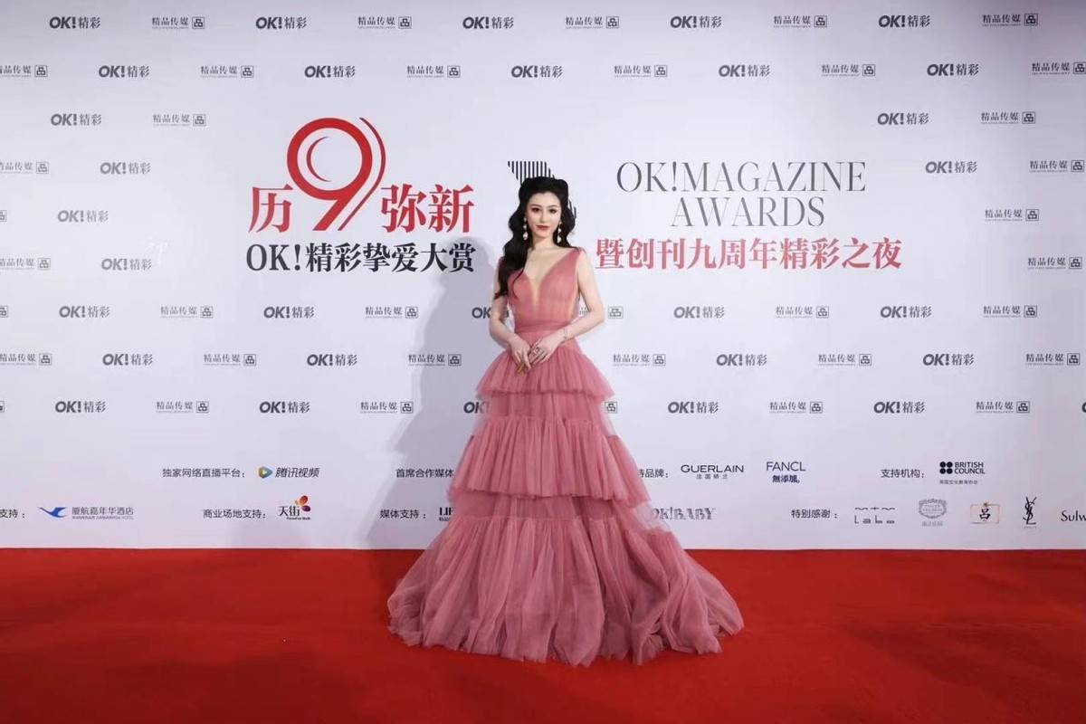 显得 刘翔前妻葛天也太会扮嫩了,穿蛋糕裙不够还要梳公主发,太甜了