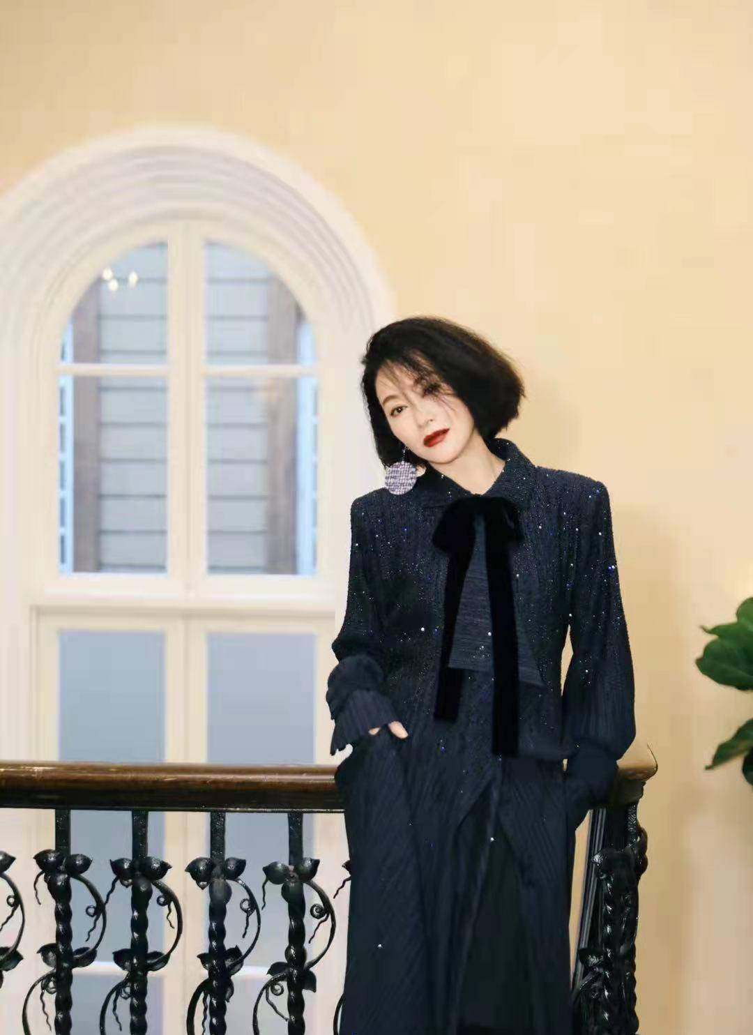身材 被惠英红减龄穿搭惊艳到了，优雅高级少女味很足，再也不怕变老了