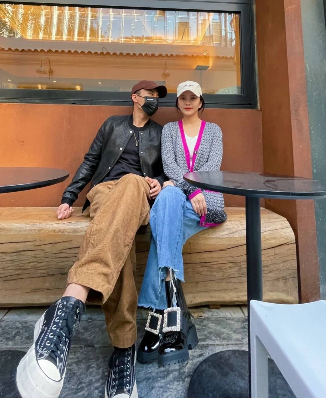 网友王灿拍变装视频，与老公全黑装束又酷又飒，被杜淳紧搂怀中好般配