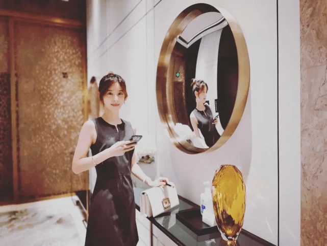 章泽天 章泽天近照曝光!穿紧身裤参加朋友生日会,合影秀翘臀抢主角风头