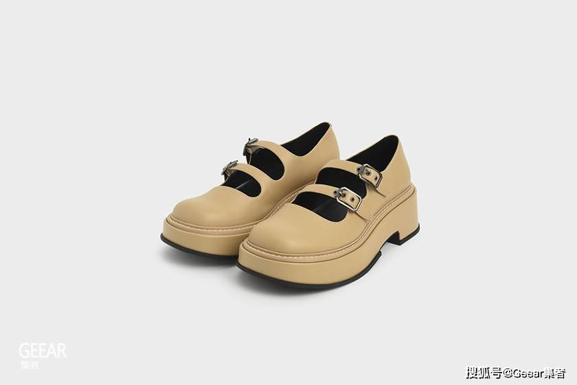 Loafers Gigi Hadid率性秋日穿搭，这双复古方头鞋成焦点！