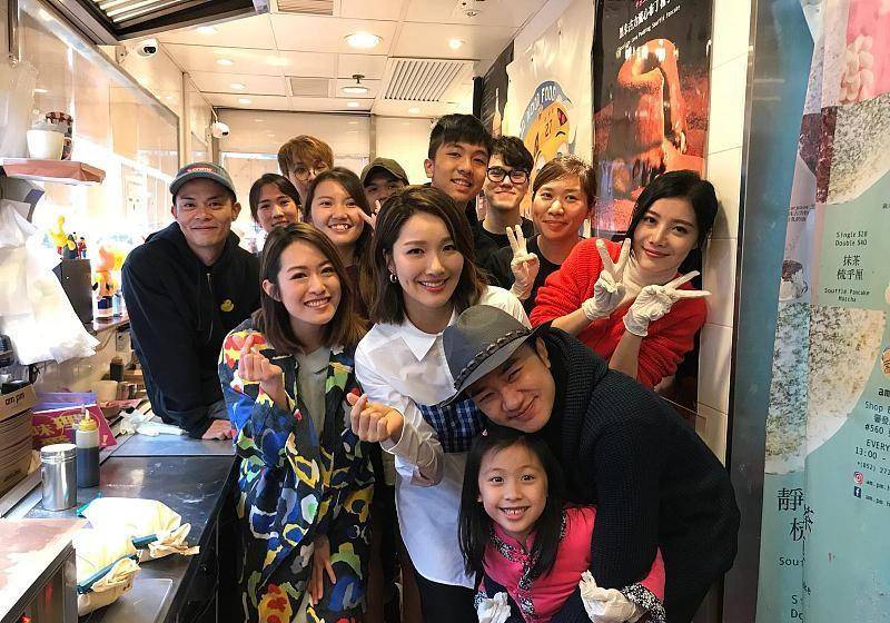 服装 王祖蓝的老婆太懂搭配了,穿白色的服装,清纯得不像生过孩子