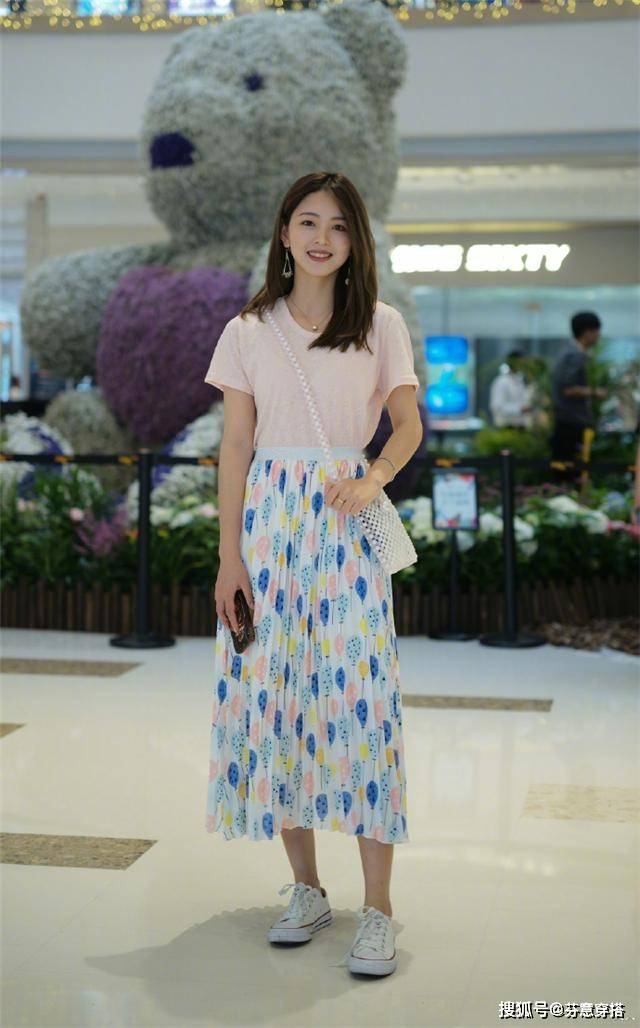 整体 离开裤子的T恤，搭“半身长裙”更洋气显瘦，看看潮人你就知道了