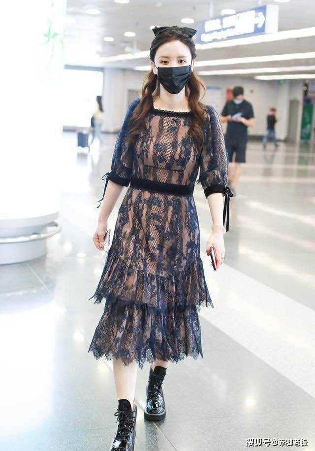 张萌 张萌气质太好了，显老的蕾丝裙，她穿着却像“少女”，很减龄！