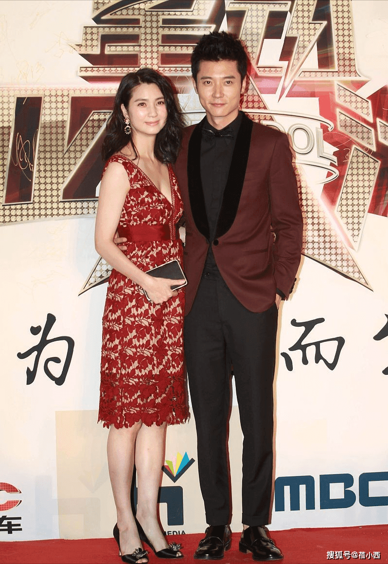 身材 洪欣年过半百了，脸和原装身材一点都没垮，穿波点裙胜似小女孩