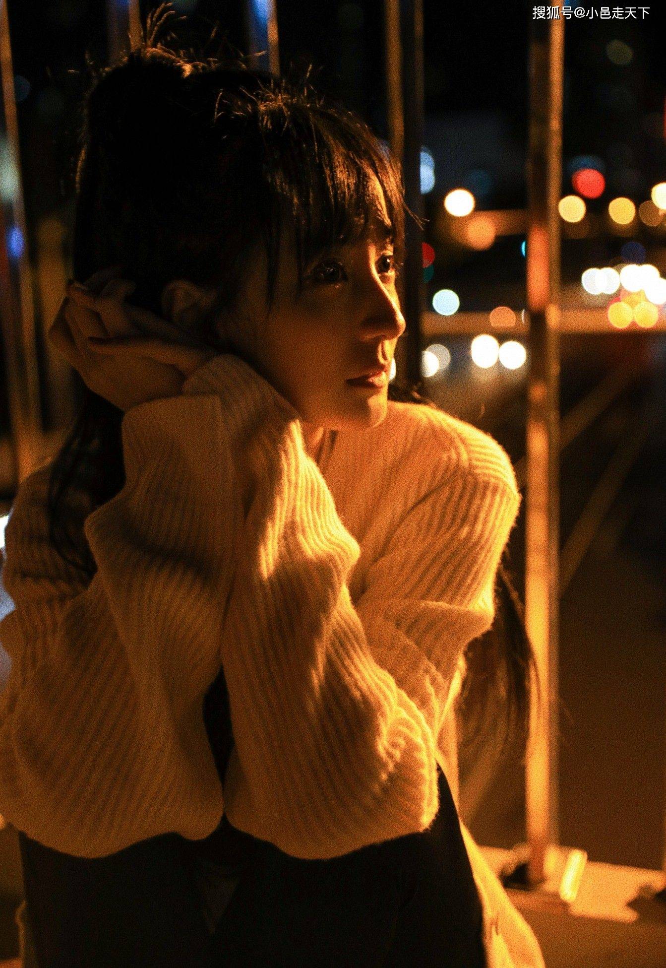 许晓诺白色毛衣夜晚写真