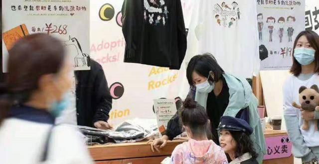 义卖 孙俪的亮相终于惊艳了！参加义卖活动，她穿羽绒服比高定美还要好
