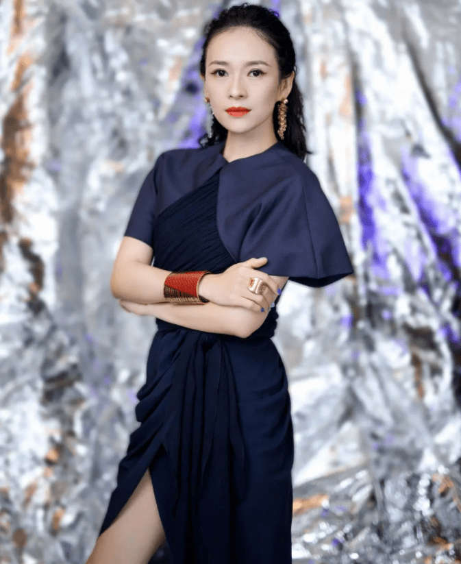 美人 章子怡被称之她为东方“美人坯子”，10衣服展示她不仅美还会穿