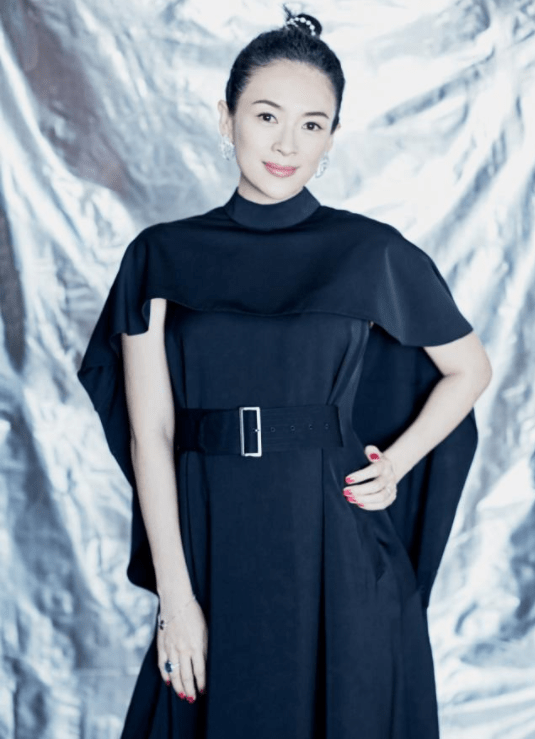 美人 章子怡被称之她为东方“美人坯子”，10衣服展示她不仅美还会穿