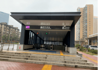 项目位于树木岭交通枢纽地块,距离城铁/地铁4号线树木岭站直线距离约