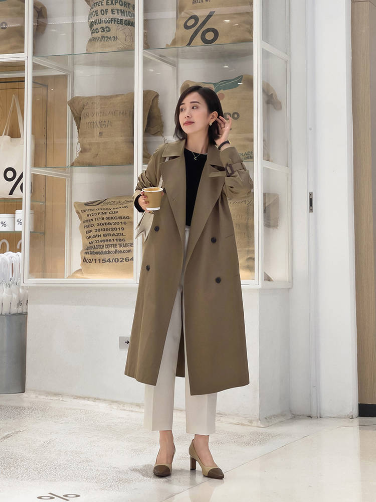 是属于 秋冬季节，“风衣”怎么穿才高级？搭配针织衫保暖舒适又有气场