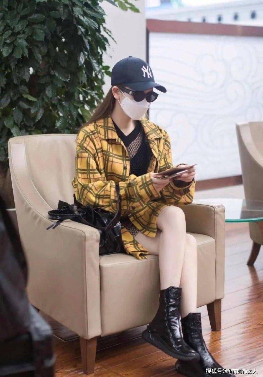 辣妈 戚薇不愧是会穿衣的辣妈,黄色格纹衬衫随性悠闲,配短靴霸气十足