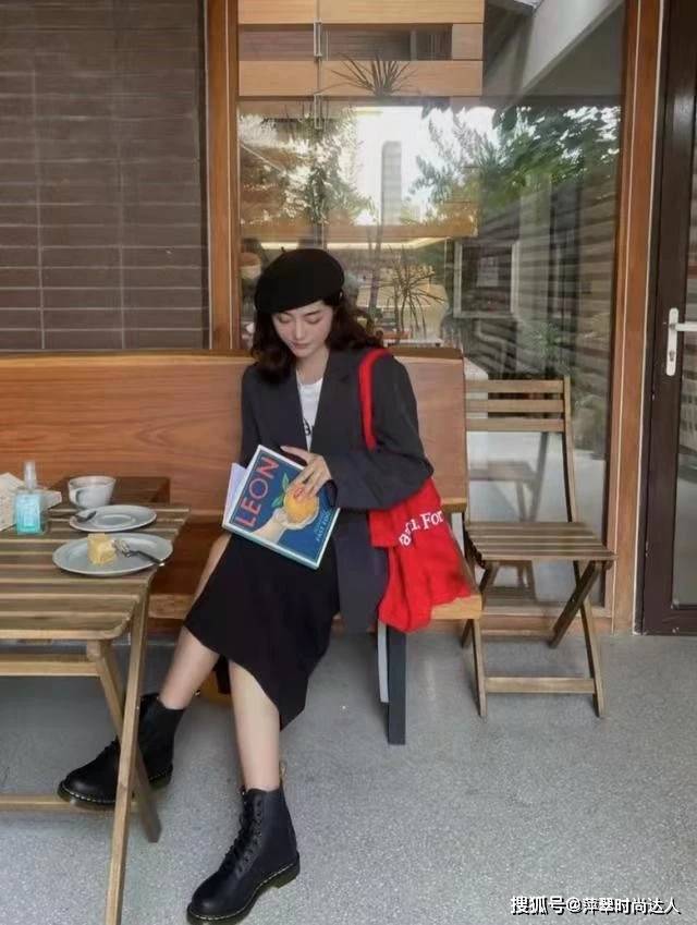 毛衣 不要再穿运动鞋了，今年更流行马丁靴，怎样穿都很时髦！