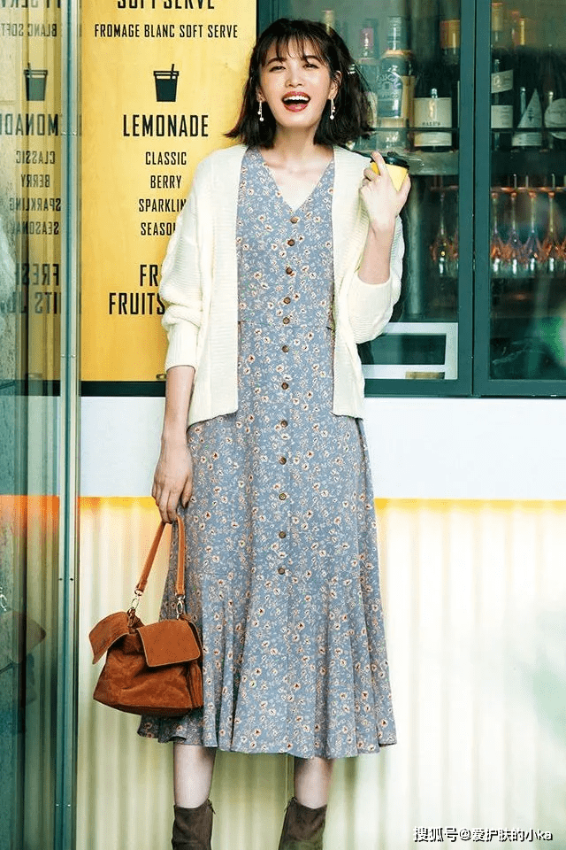 治愈 奶奶衫+碎花裙,奶奶衫+百褶裤=今秋时髦搭配,可气质可温柔