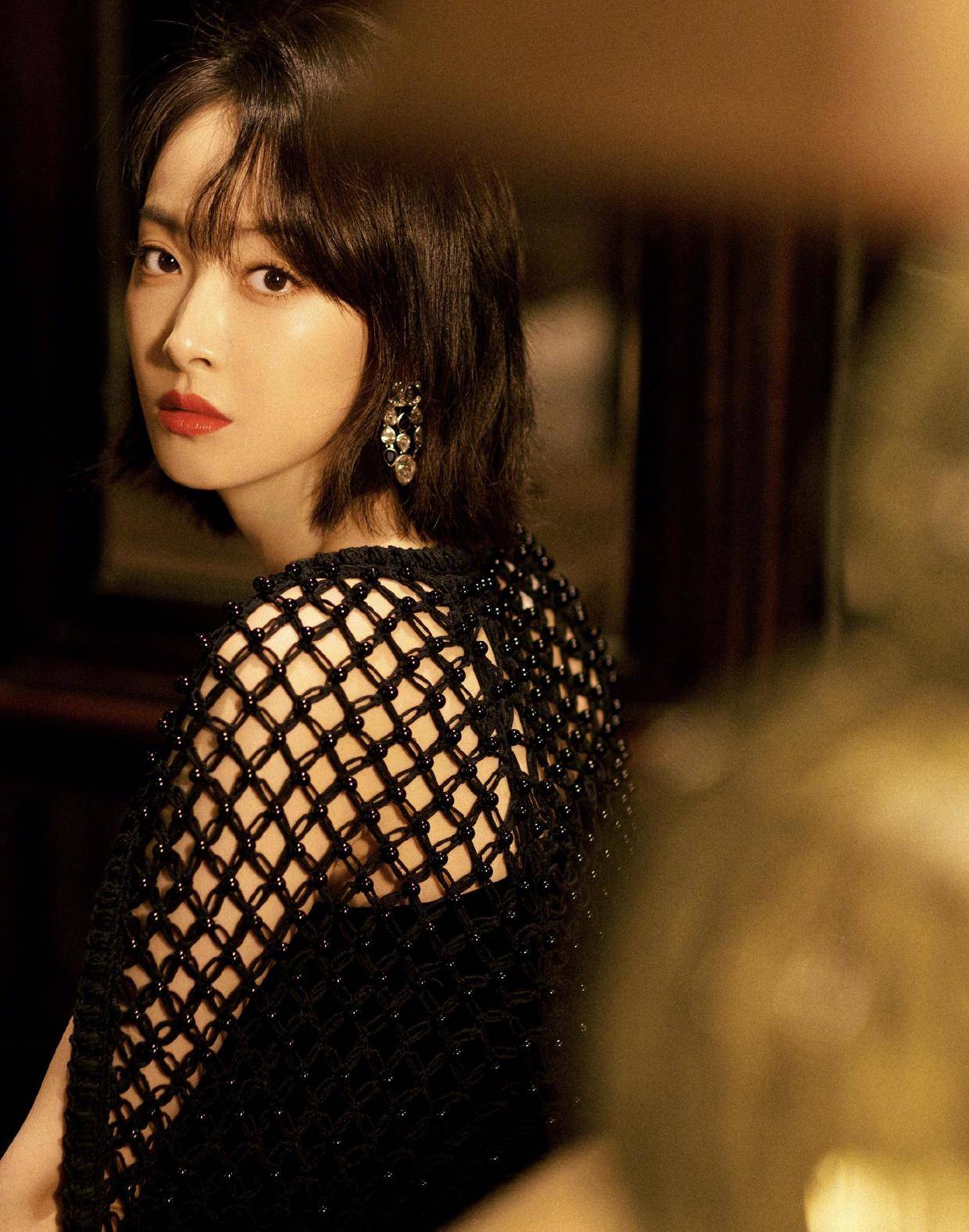 黑色 宋茜也太放得开了，穿黑色抹胸裙配网格披肩，一点不丑还挺潮