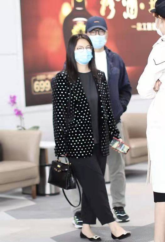 老公 李湘彻底胖成了一米五,穿阔腿裤都能撑满,大腿比老公还壮实