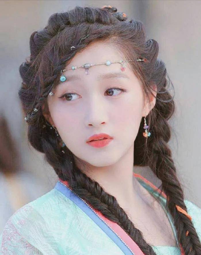 假发看够了雷同的双丫髻，明明编发、盘发和双马尾才是古装少女标配