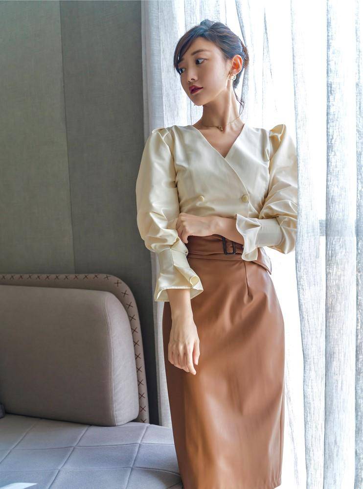 面料 针织打底衫与同色系半身皮裙搭配，可谓相得益彰