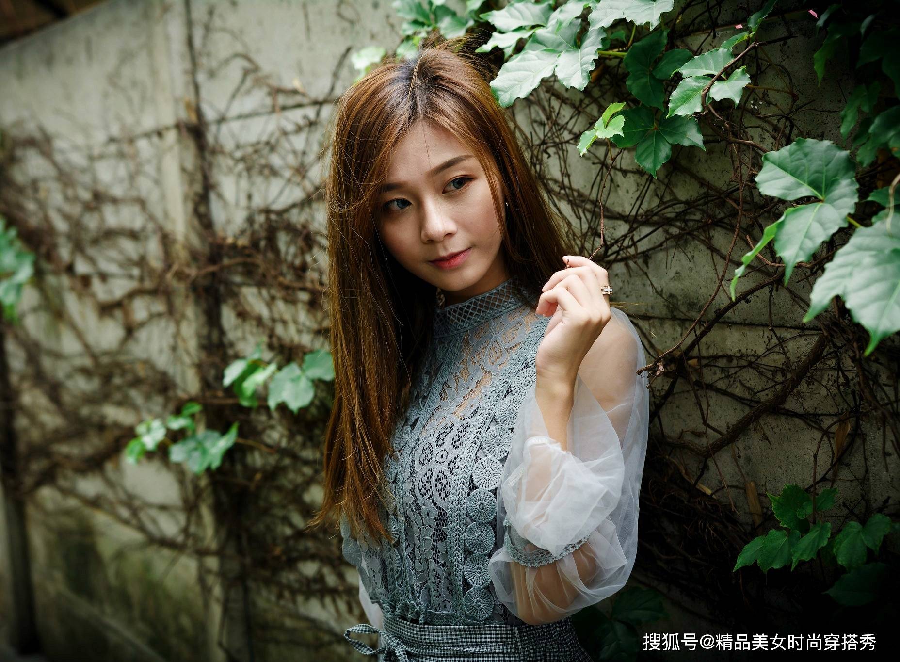 帆布鞋 灰色的蕾丝上衣尽显甜美韩范，网纱拼接灯笼袖时尚减龄有气质