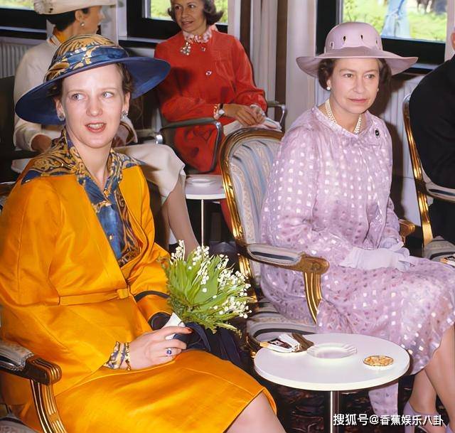 英国皇室 81岁还抹甲油吃热狗？公主心不灭的丹麦女王，才是真正少女模样