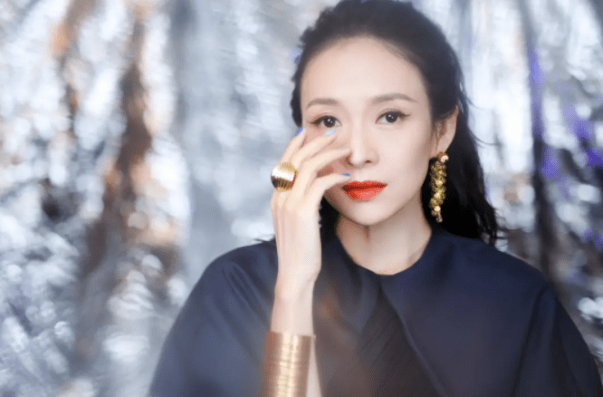 美人 章子怡被称之她为东方“美人坯子”，10衣服展示她不仅美还会穿