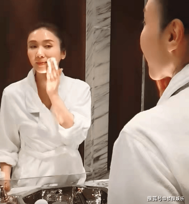 自律岁月不败美人！50岁黎姿在线卸妆，素颜出镜皮肤紧致冻龄肌抢镜