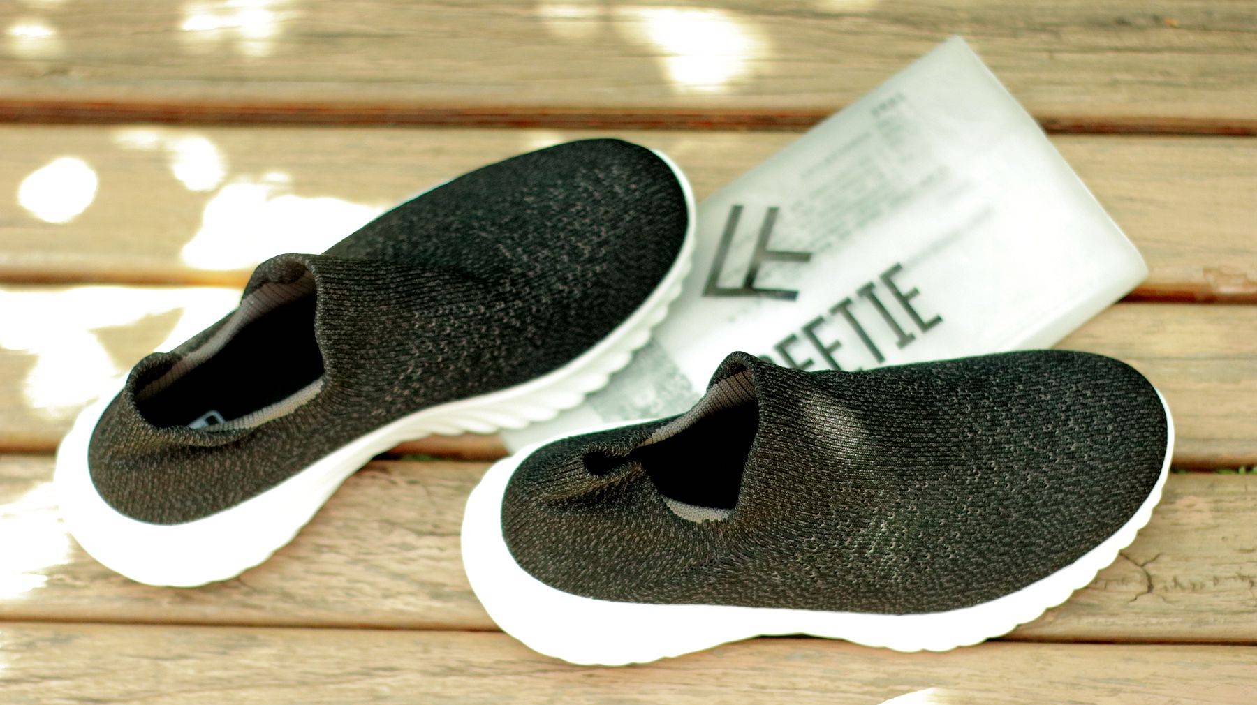 细节 比起踩屎感，我更喜欢袜套式，一双鞋才十几元却给你快乐脚感