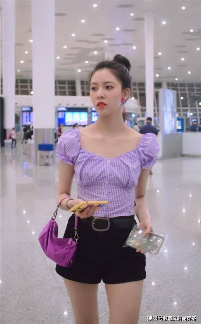 润色 宋妍霏又来秀腿了,短款T恤+超短裤穿出“少女腿”,真服了她