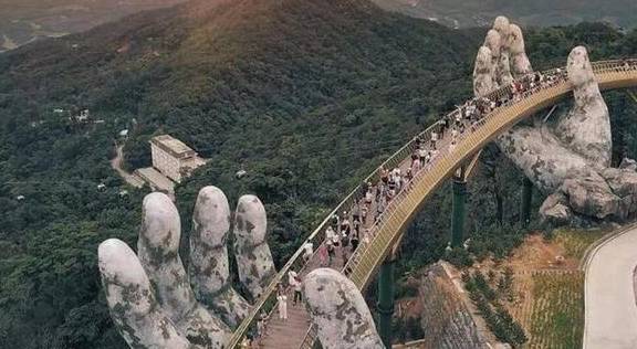 世界上最艰苦的两只手，托起上百吨桥梁，如今成为著名打卡胜地