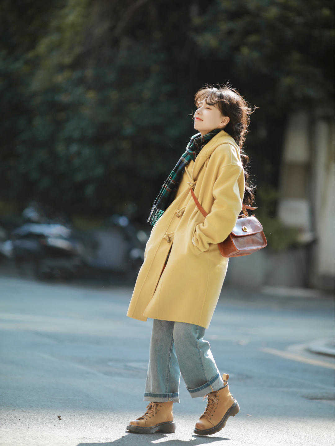 颜色 不露腿的秋冬穿搭来喽，大衣搭配牛仔裤保暖舒适，时髦又显气质