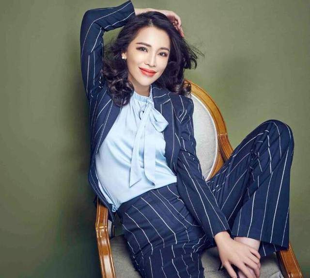 设计 孔维当年有多惊艳？身穿红色连衣裙张扬自信，卷发红唇太有魅力