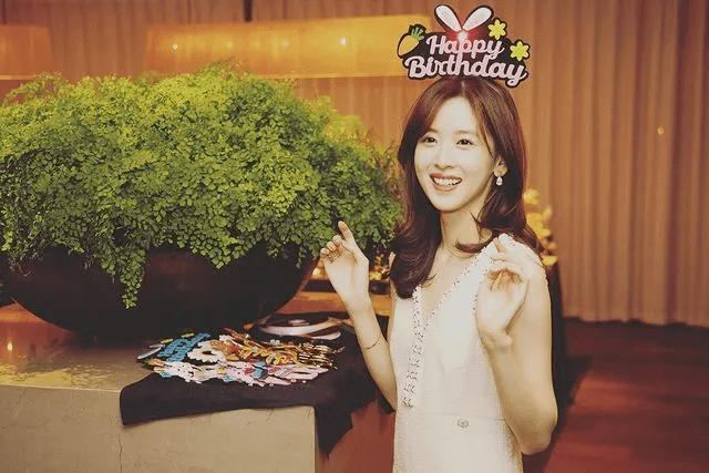 章泽天 章泽天近照曝光!穿紧身裤参加朋友生日会,合影秀翘臀抢主角风头