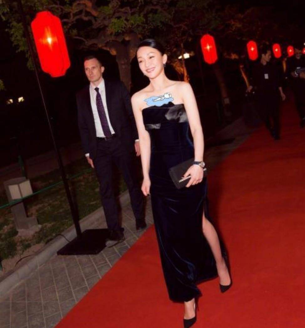 发型 周迅的气质太绝美了，穿黑色亮片裙出镜，飒爽中又带几分甜美