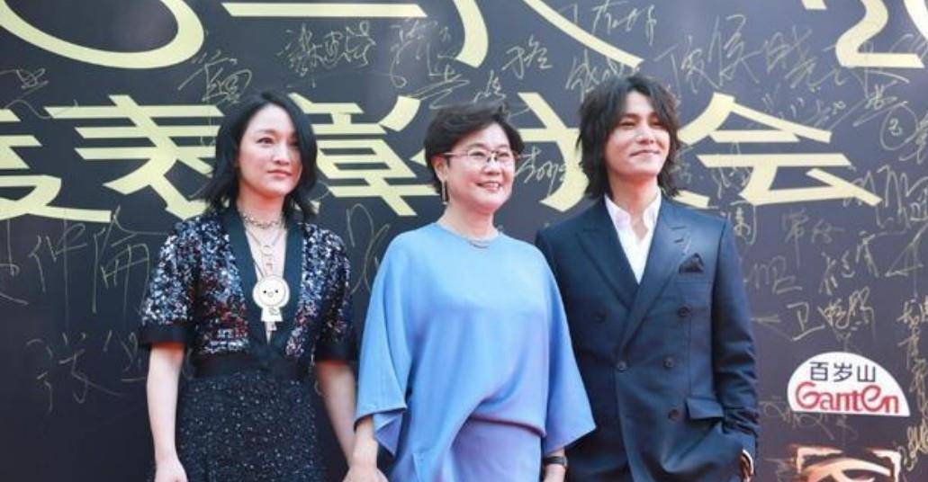 发型 周迅的气质太绝美了，穿黑色亮片裙出镜，飒爽中又带几分甜美