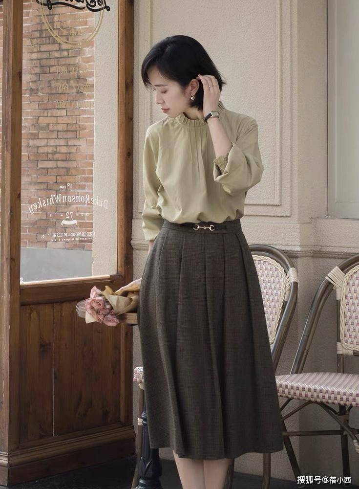 上装 女人年过40别穿得太老气，建议多穿“半身裙”，搭配毛衣高级优雅