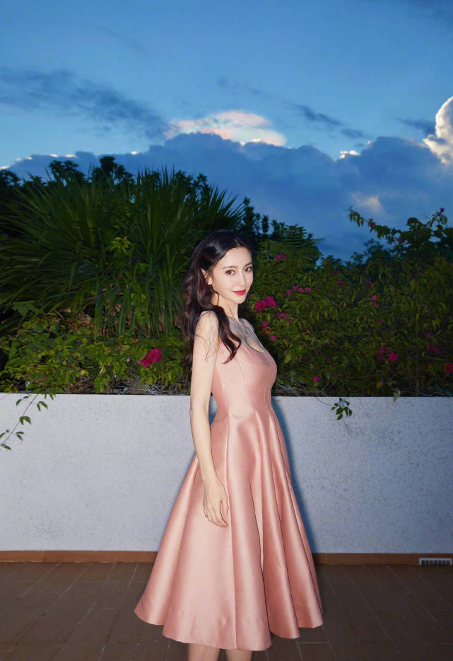 吊带 江苏五龙——看王子文、杨颖Angelababy、热依扎对同款吊带连衣裙的不同演绎！