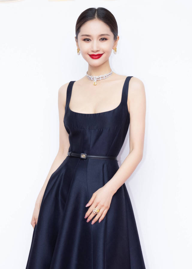 吊带 江苏五龙——看王子文、杨颖Angelababy、热依扎对同款吊带连衣裙的不同演绎！