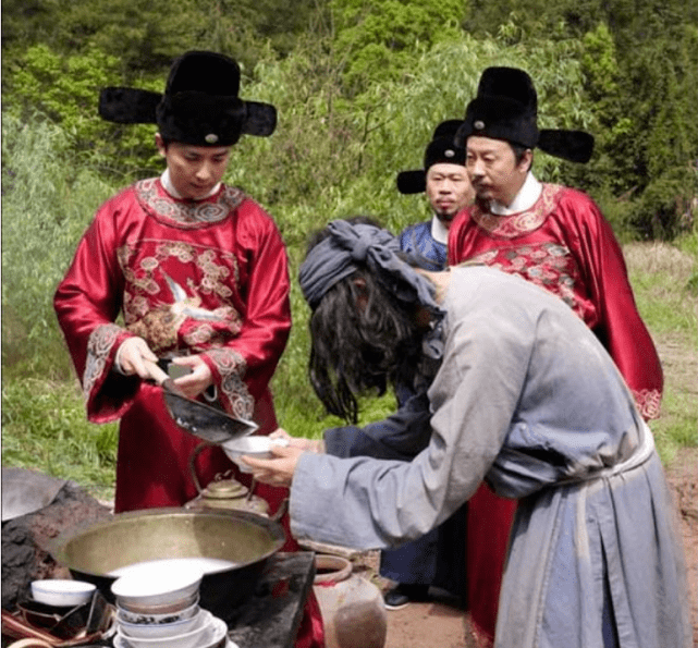 老百姓一听,当然是怨声载道,甚至觉得范仲淹是一位"贪官,然而没过