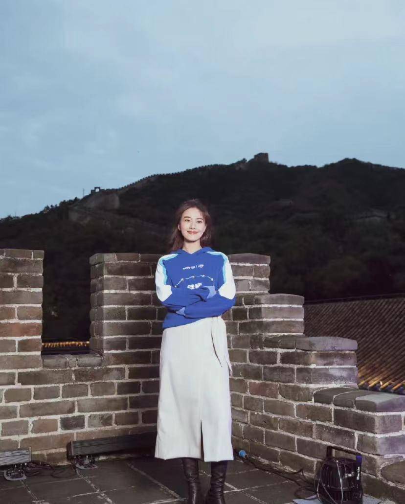 卫衣 高圆圆40多像20，白色蕾丝裙+针织外套，照着穿还减龄