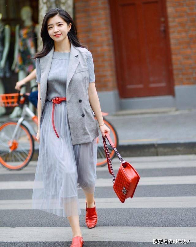 配饰 30、40岁女人就该多穿“同色系”,简约时髦又气质,三木也在穿