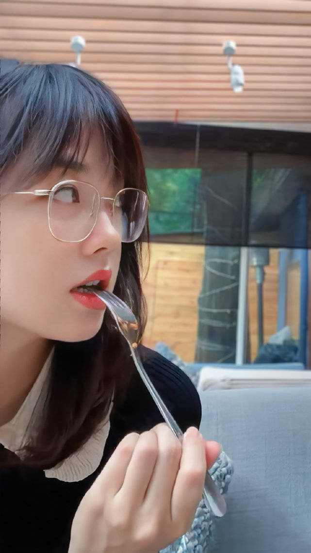 美貌 王冰冰成央视美貌担当！穿毛衣比偶像剧女主甜，太有国民初恋的氛围