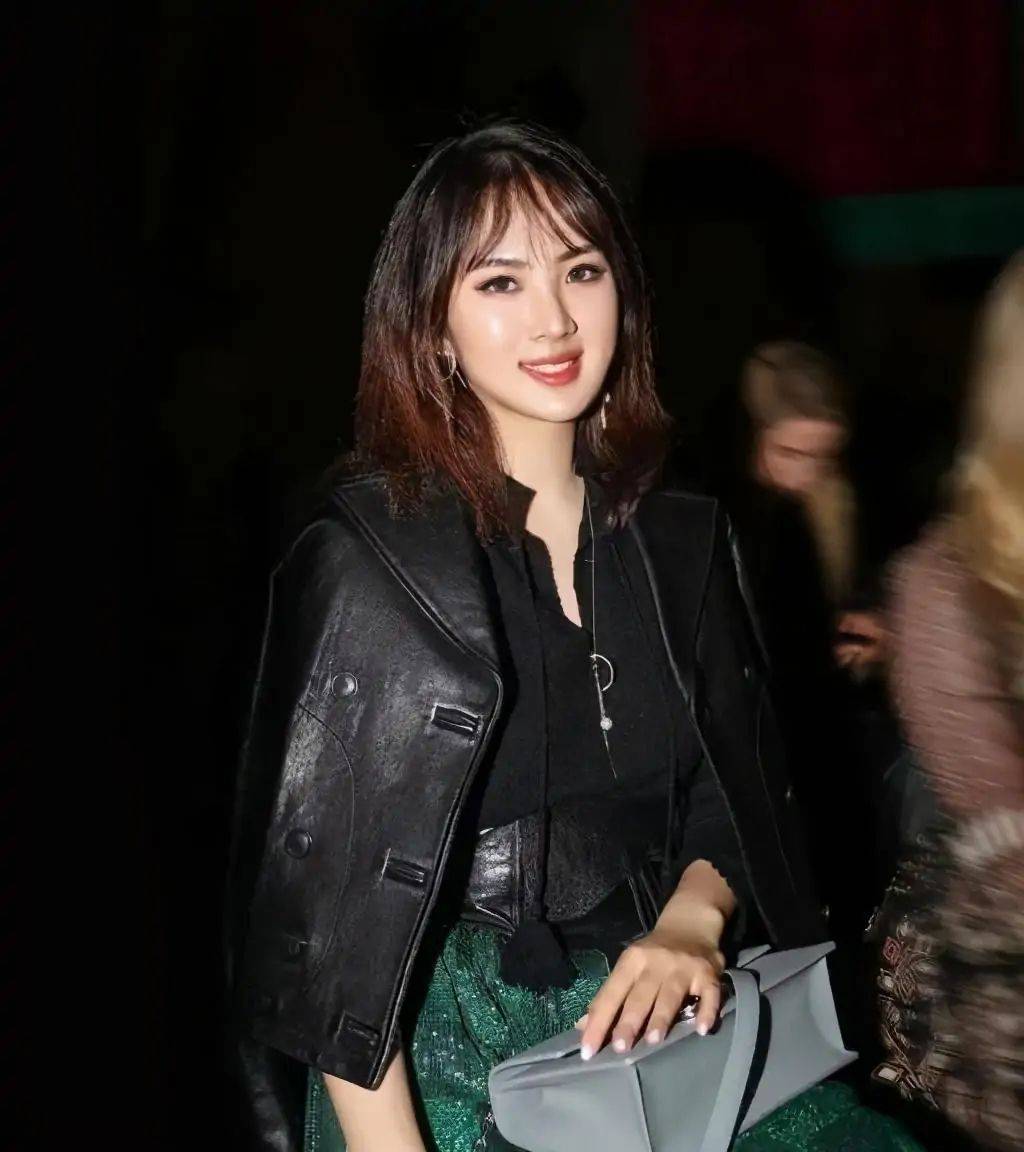 富家 姚安娜改变风格,穿一身男士西装配利落短发,富家千金变职场精英