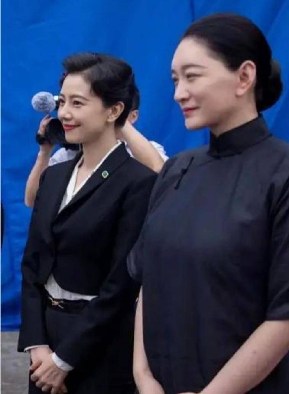 设计 李小冉与高圆圆比美，她身穿灰蓝色旗袍，却略输高圆圆一筹